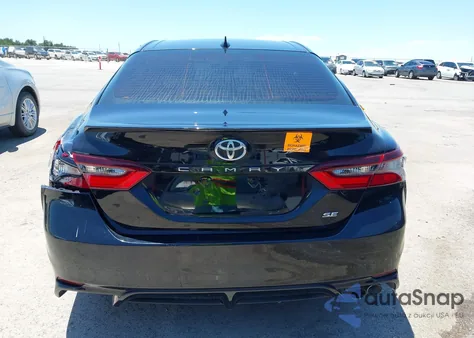 2021 Toyota Camry Se z USA, uszkodzony, nr VIN 4T1G11AKXMU419422